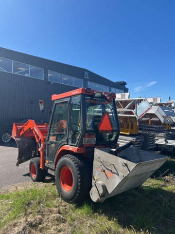 1363447-4 Kompakttraktor/redskapsbärare med frontlastare och redskap - Kubota 2410 - 2005