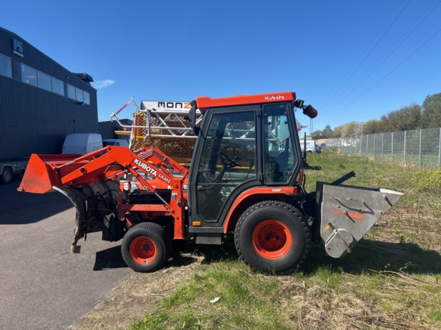 1363447-3 Kompakttraktor/redskapsbärare med frontlastare och redskap - Kubota 2410 - 2005