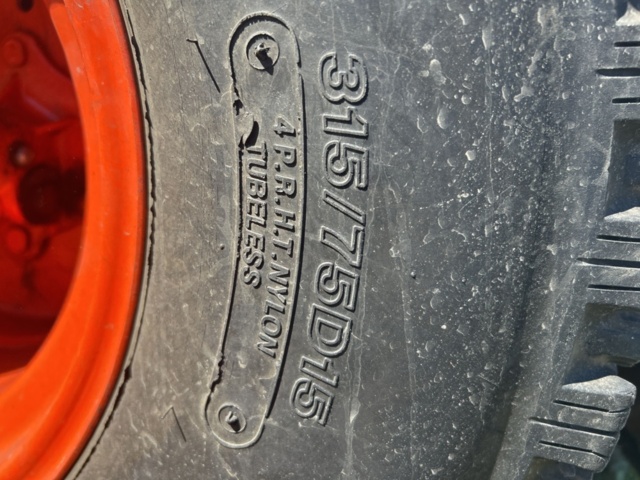 1363447-23 Kompakttraktor/redskapsbärare med frontlastare och redskap - Kubota 2410 - 2005