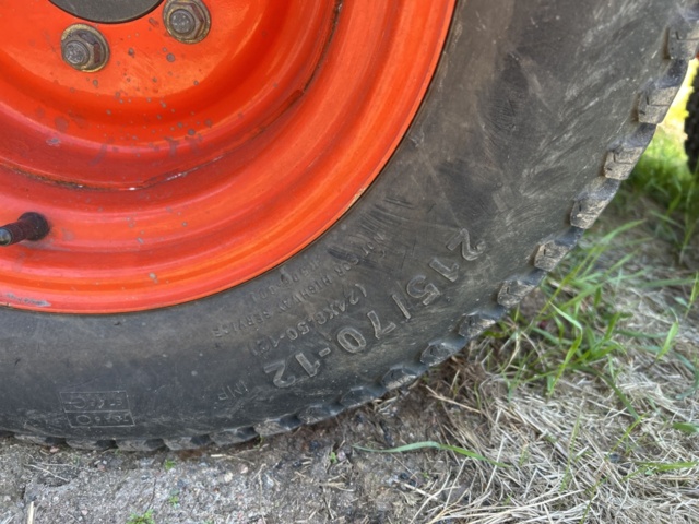 1363447-24 Kompakttraktor/redskapsbärare med frontlastare och redskap - Kubota 2410 - 2005