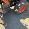 1363447-22 Kompakttraktor/redskapsbärare med frontlastare och redskap - Kubota 2410 - 2005