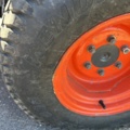 1363447-26 Kompakttraktor/redskapsbärare med frontlastare och redskap - Kubota 2410 - 2005