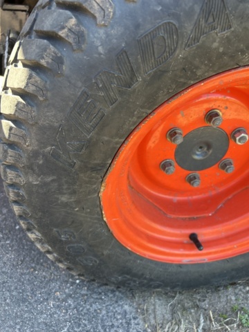 1363447-26 Kompakttraktor/redskapsbärare med frontlastare och redskap - Kubota 2410 - 2005