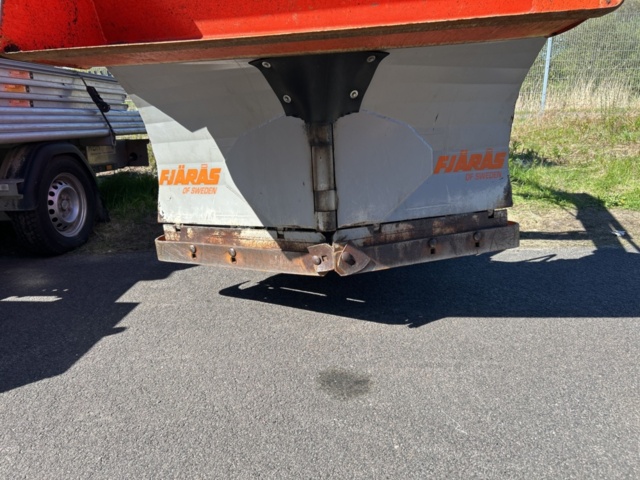 1363447-27 Kompakttraktor/redskapsbärare med frontlastare och redskap - Kubota 2410 - 2005