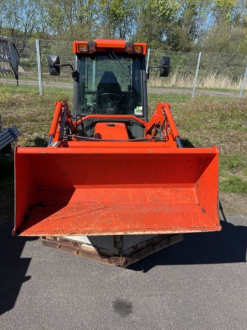 1363447-28 Kompakttraktor/redskapsbärare med frontlastare och redskap - Kubota 2410 - 2005
