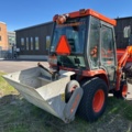 1363447-7 Kompakttraktor/redskapsbärare med frontlastare och redskap - Kubota 2410 - 2005
