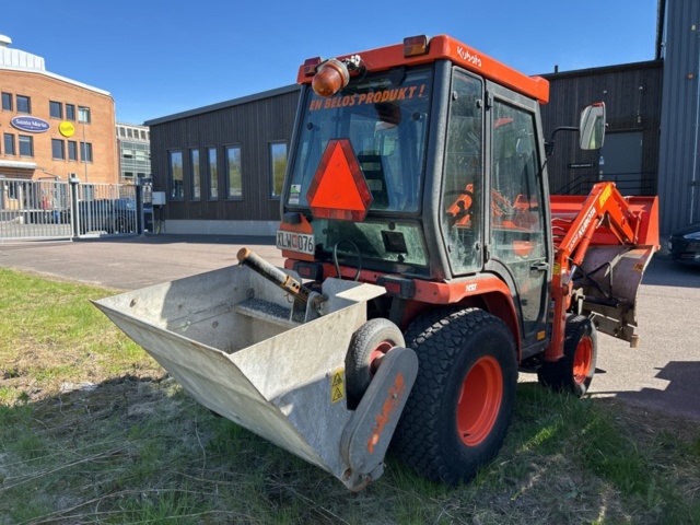 1363447-7 Kompakttraktor/redskapsbärare med frontlastare och redskap - Kubota 2410 - 2005