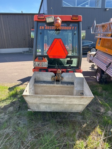 1363447-17 Kompakttraktor/redskapsbärare med frontlastare och redskap - Kubota 2410 - 2005