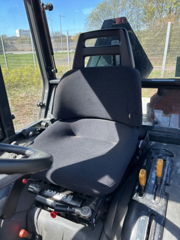 1363447-30 Kompakttraktor/redskapsbärare med frontlastare och redskap - Kubota 2410 - 2005