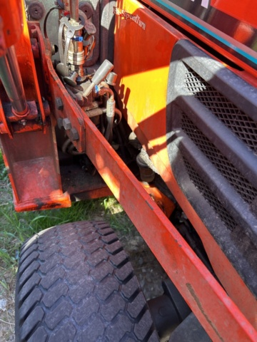 1363447-38 Kompakttraktor/redskapsbärare med frontlastare och redskap - Kubota 2410 - 2005