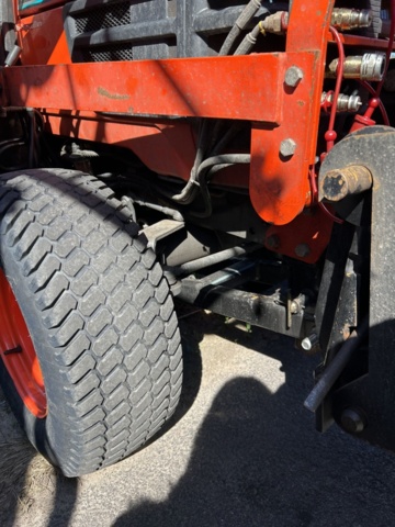 1363447-25 Kompakttraktor/redskapsbärare med frontlastare och redskap - Kubota 2410 - 2005