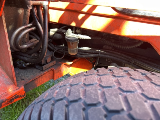 1363447-36 Kompakttraktor/redskapsbärare med frontlastare och redskap - Kubota 2410 - 2005