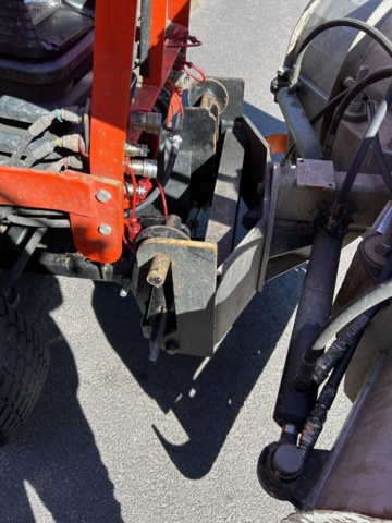 1363447-37 Kompakttraktor/redskapsbärare med frontlastare och redskap - Kubota 2410 - 2005
