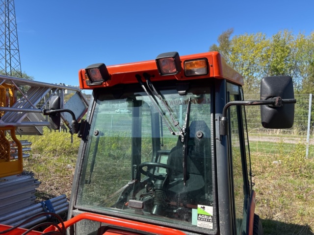 1363447-40 Kompakttraktor/redskapsbärare med frontlastare och redskap - Kubota 2410 - 2005