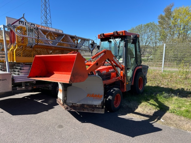1363447-1 Kompakttraktor/redskapsbärare med frontlastare och redskap - Kubota 2410 - 2005