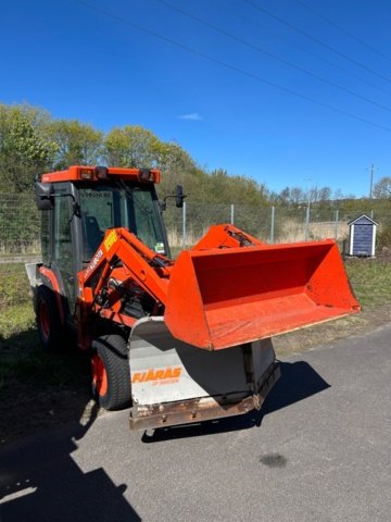 1363447-13 Kompakttraktor/redskapsbärare med frontlastare och redskap - Kubota 2410 - 2005