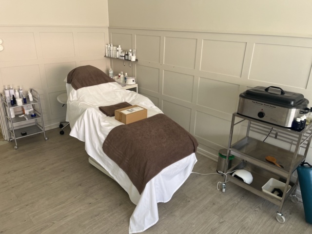 1277287-22 Salon equipment, machines and beauty products - Meraki, Medik8, XLash and others.