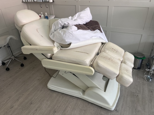 1277287-30 Salon equipment, machines and beauty products - Meraki, Medik8, XLash and others.
