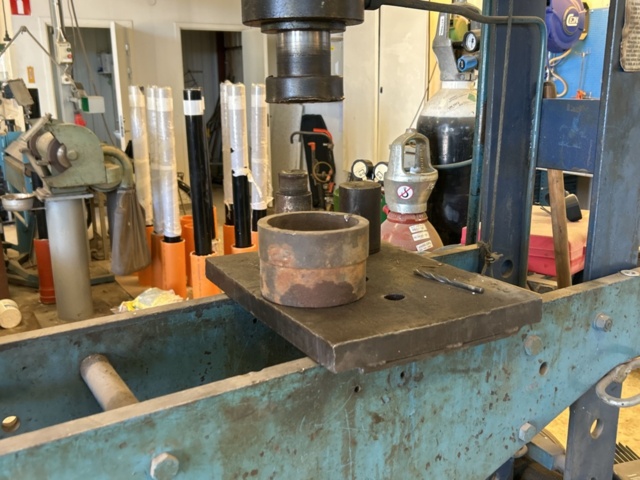 1457688-4 Verkstadspress 40 ton