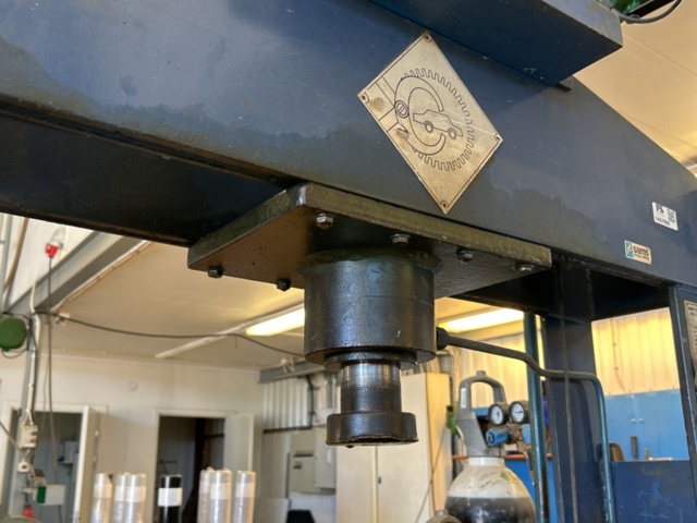 1457688-5 Verkstadspress 40 ton