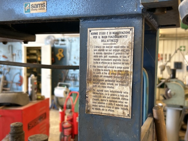 1457688-9 Verkstadspress 40 ton