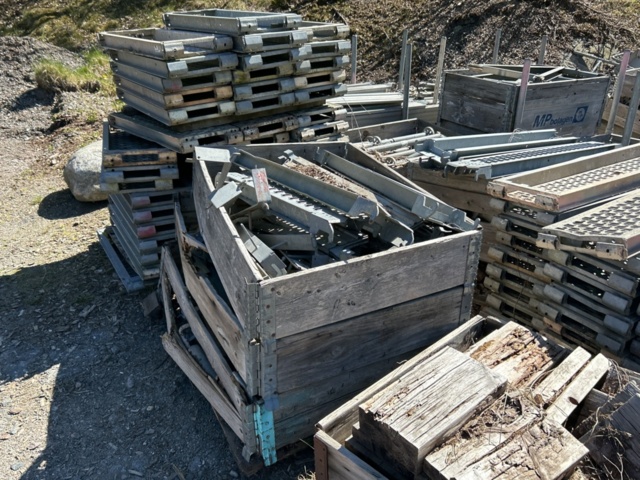 1457708-4 Parti med ställningsmaterial