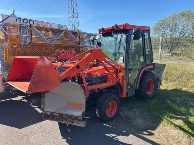 1363447-16 Kompakttraktor/redskapsbärare med frontlastare och redskap - Kubota 2410 - 2005