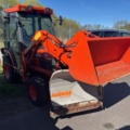 1363447-10 Kompakttraktor/redskapsbärare med frontlastare och redskap - Kubota 2410 - 2005