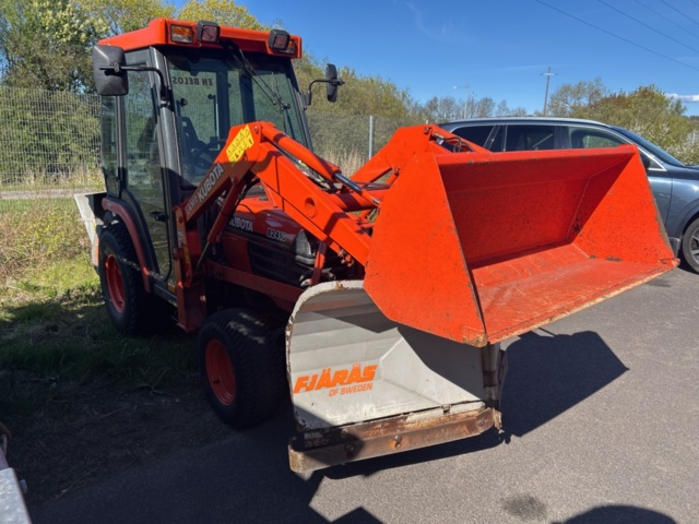 1363447-10 Kompakttraktor/redskapsbärare med frontlastare och redskap - Kubota 2410 - 2005