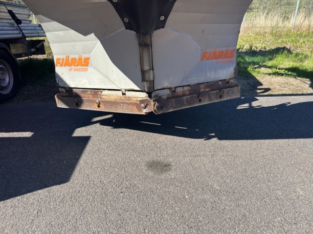 1363447-45 Kompakttraktor/redskapsbärare med frontlastare och redskap - Kubota 2410 - 2005