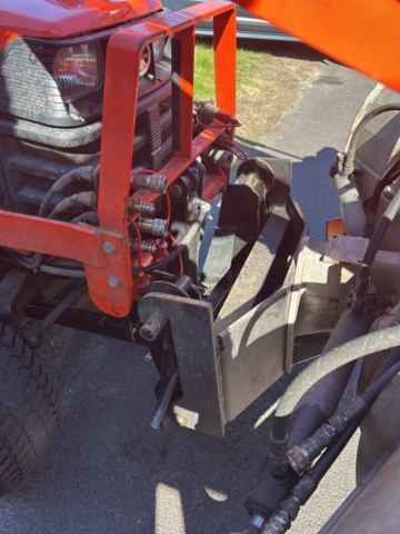 1363447-46 Kompakttraktor/redskapsbärare med frontlastare och redskap - Kubota 2410 - 2005