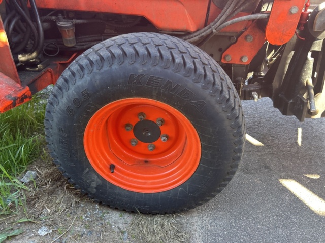 1363447-19 Kompakttraktor/redskapsbärare med frontlastare och redskap - Kubota 2410 - 2005