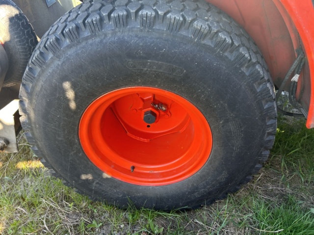 1363447-21 Kompakttraktor/redskapsbärare med frontlastare och redskap - Kubota 2410 - 2005
