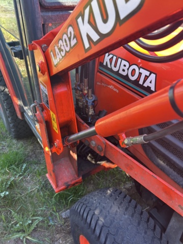 1363447-47 Kompakttraktor/redskapsbärare med frontlastare och redskap - Kubota 2410 - 2005