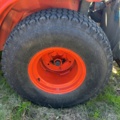 1363447-18 Kompakttraktor/redskapsbärare med frontlastare och redskap - Kubota 2410 - 2005