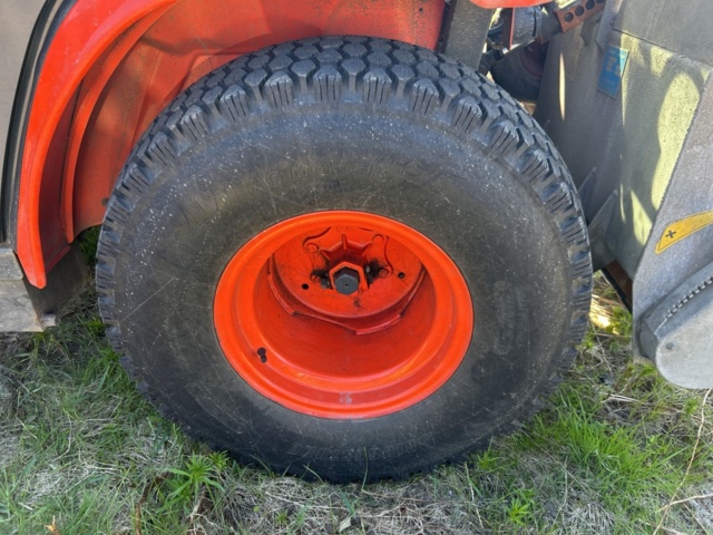 1363447-18 Kompakttraktor/redskapsbärare med frontlastare och redskap - Kubota 2410 - 2005