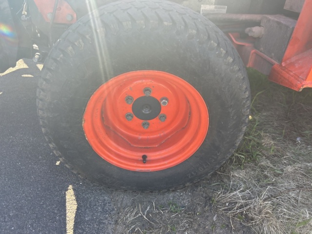 1363447-20 Kompakttraktor/redskapsbärare med frontlastare och redskap - Kubota 2410 - 2005