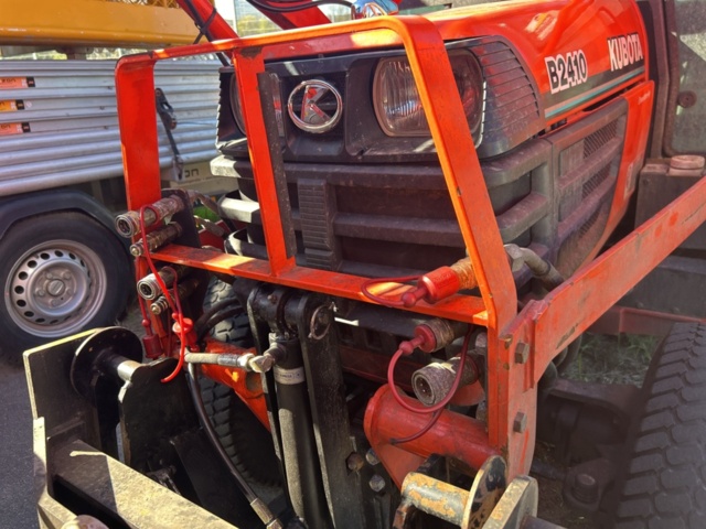 1363447-48 Kompakttraktor/redskapsbärare med frontlastare och redskap - Kubota 2410 - 2005