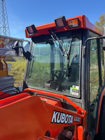 1363447-51 Kompakttraktor/redskapsbärare med frontlastare och redskap - Kubota 2410 - 2005