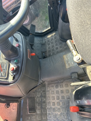 1363447-58 Kompakttraktor/redskapsbärare med frontlastare och redskap - Kubota 2410 - 2005