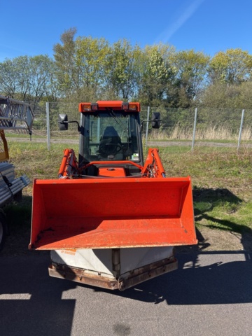 1363447-12 Kompakttraktor/redskapsbärare med frontlastare och redskap - Kubota 2410 - 2005