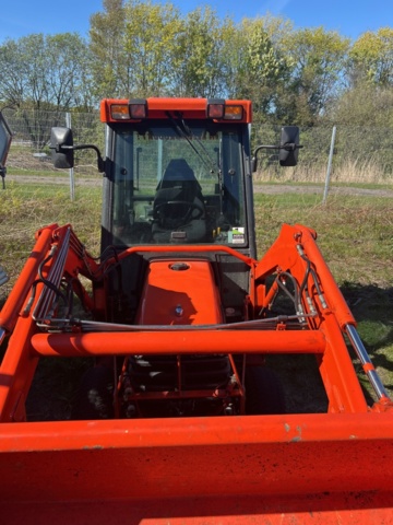 1363447-49 Kompakttraktor/redskapsbärare med frontlastare och redskap - Kubota 2410 - 2005