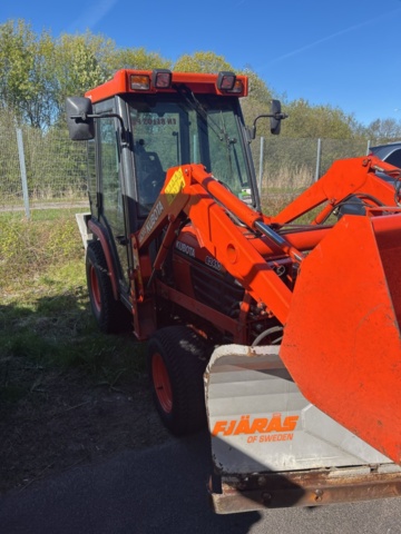 1363447-50 Kompakttraktor/redskapsbärare med frontlastare och redskap - Kubota 2410 - 2005