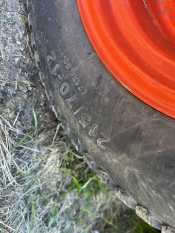 1363447-42 Kompakttraktor/redskapsbärare med frontlastare och redskap - Kubota 2410 - 2005