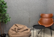 1497448 Fåtölj Actona Company, sidobord och sittpuff