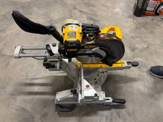 1499700-1 Kap- och gersåg – DeWalt DW717XPS
