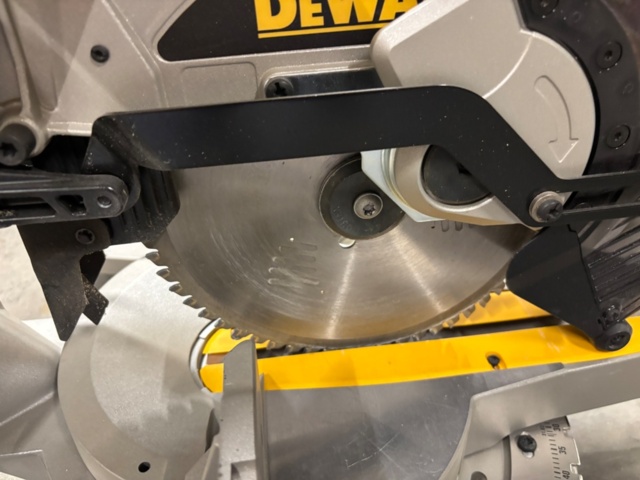 1499700-3 Kap- och gersåg – DeWalt DW717XPS