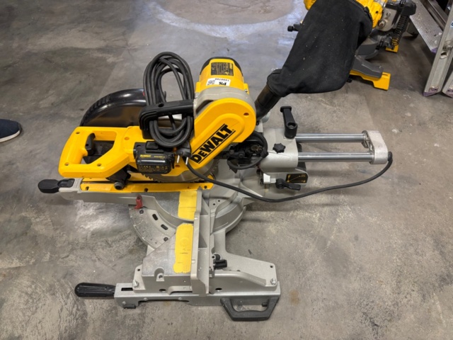 1499700-2 Kap- och gersåg – DeWalt DW717XPS