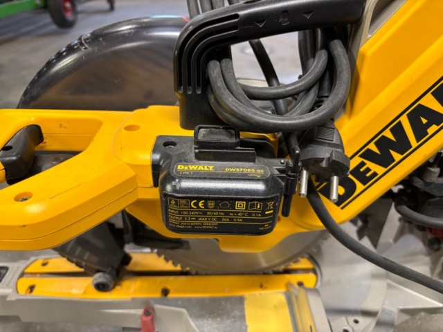 1499700-4 Kap- och gersåg – DeWalt DW717XPS
