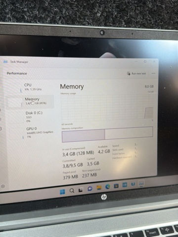 1515940-4 Laptop with charger - HP ProBook 440 G9